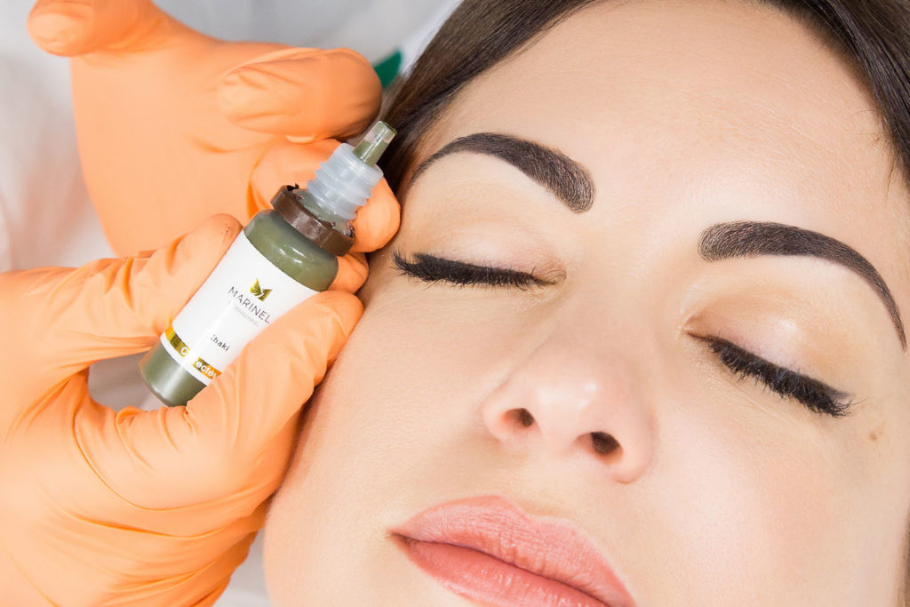 Découvrez la désoxydation des sourcils grâce à Marinela Popescu, fondatrice de l'Institut Marinel situé à Paris et experte en beauté globale de la peau.