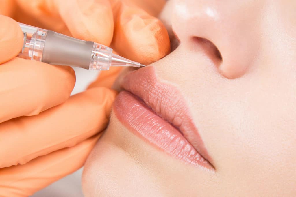 Découvrez la technique du voilage au sein de l'Institut Marinel Paris. Une technique de maquillage permanent qui permet d'avoir un effet nude sur les lèvres.