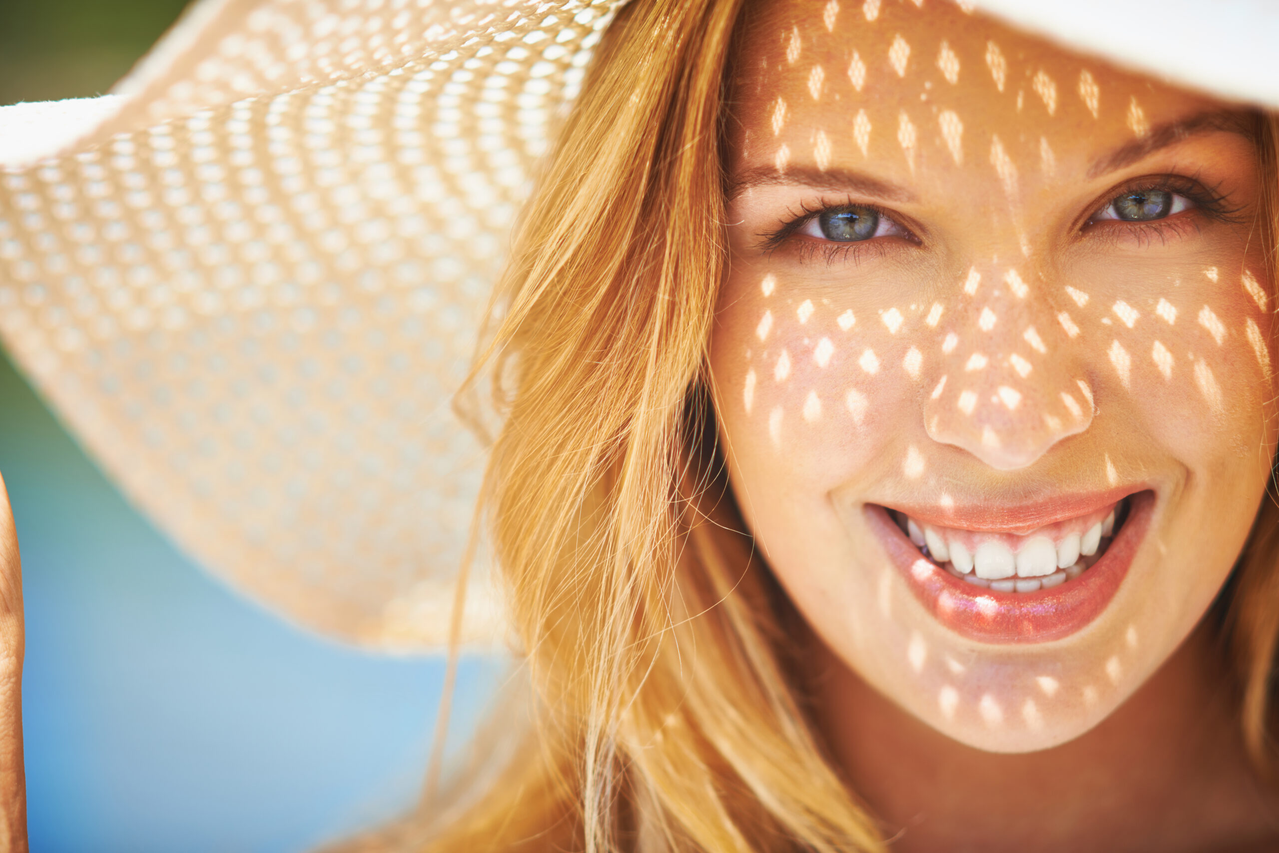 femme avec un grand sourire gros plan scaled